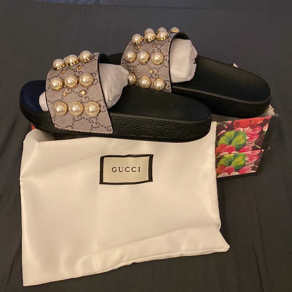 faux pearl pool slides